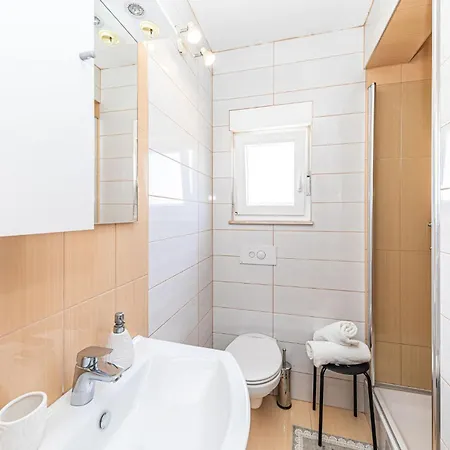 2 Bedroom Beautiful In Okrug Gornji Apartman Trogir