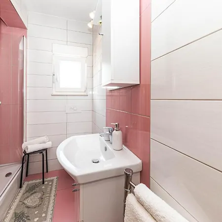 2 Bedroom Beautiful In Okrug Gornji 아파트