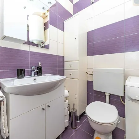 2 Bedroom Beautiful In Okrug Gornji Apartman *